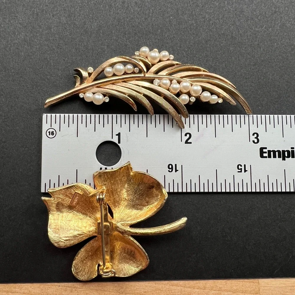 Vintage Brooch Lot Gold Tone Feather Leaf Red‎ Shamrock Crown Trifari Torino